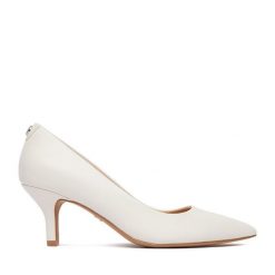 Czółenka Nine West. Białe czółenka damskie Nine West, bez wzorów, bez obcasa, bez zapięcia. Za 229.99 zł.