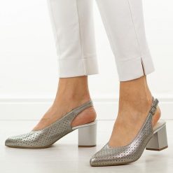 Srebrne ażurowe czółenka damskie M.Daszyński 2263A-7. Szare czółenka damskie M.Daszyński, na lato, w ażurowe wzory, ze skóry, casualowe, bez obcasa, na słupku, bez zapięcia. Za 169.00 zł.