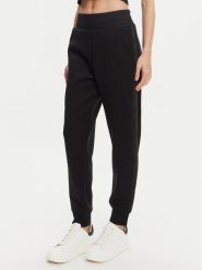 Guess Spodnie dresowe W5YB11 KBYE2 Czarny Regular Fit. Czarne spodnie dresowe damskie Guess, z aplikacjami, z dresówki. Za 279.99 zł.