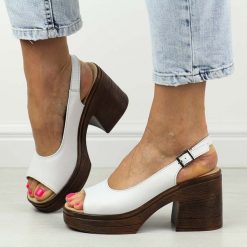 Białe skórzane sandały damskie na obcasie T.Sokolski L25-16. Białe sandały damskie Sokolski, bez wzorów, ze skóry, bez obcasa, na obcasie, bez zapięcia. Za 219.00 zł.