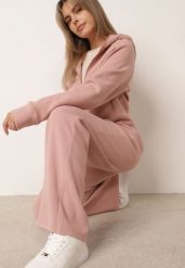 Różowy Komplet Dresowy z Prążkowanego Materiału Bluza z Kapturem i Spodnie Alatha. Czerwone bluzy damskie Born2be, l, bez wzorów, z dresówki, sportowe, bez ramiączek, z kapturem. Za 169.99 zł.