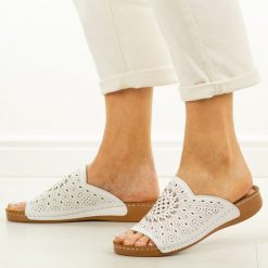 Białe ażurowe skórzane klapki damskie T.Sokolski 350-3741. Białe klapki damskie Sokolski, na lato, w ażurowe wzory, z jeansu, casualowe, bez obcasa, na płaskiej podeszwie, bez zapięcia. Za 199.00 zł.