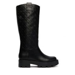 Kozaki Guess. Czarne kozaki damskie Guess, z aplikacjami, bez obcasa, na płaskiej podeszwie, bez zapięcia. Za 824.99 zł.