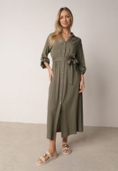 Zielona Bawełniana Sukienka Koszulowa w Stylu Safari z Wiązanym Paskiem Atusea. Zielone sukienki damskie Born2be, na co dzień, l, bez wzorów, z bawełny, casualowe, bez kołnierzyka, bez ramiączek, maxi, koszulowe. Za 159.99 zł.