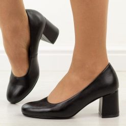 Czarne czółenka damskie na słupku Potocki 12761. Czarne czółenka damskie POTOCKI, na jesień, bez wzorów, ze skóry, biznesowe, z okrągłym noskiem, bez obcasa, na obcasie, bez zapięcia. Za 189.00 zł.