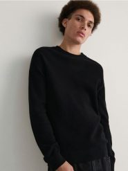 Bawełniany sweter - czarny. Czarne swetry męskie Reserved, l, bez wzorów, z bawełny, bez kołnierzyka, bez ramiączek. W wyprzedaży za 49.99 zł.