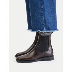 Sztyblety GINO ROSSI. Czerwone botki damskie Gino Rossi, bez wzorów, bez obcasa, na płaskiej podeszwie, bez zapięcia. Za 299.99 zł.
