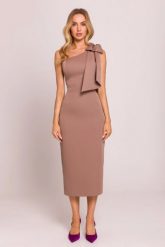Elegancka sukienka ołówkowa na jedno ramię z kokardą mokka. Sukienki damskie MOE, na imprezę, l, bez wzorów, z elastanu, eleganckie, z asymetrycznym kołnierzem, bez ramiączek, midi, asymetryczne. Za 389.00 zł.