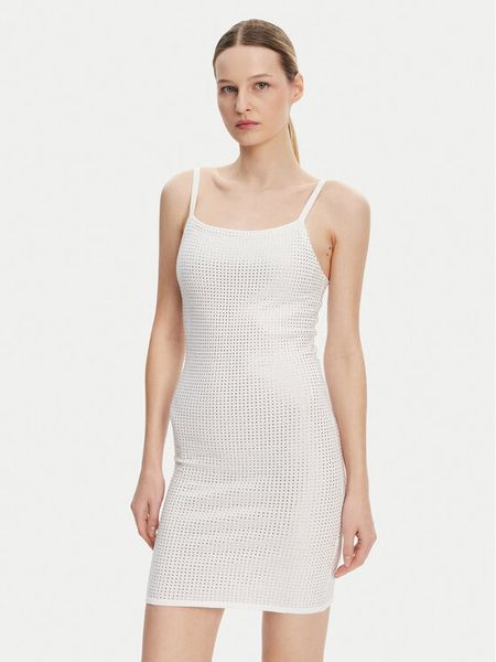 Guess Sukienka dzianinowa W5GK45 Z3MN2 Biały Regular Fit. Białe sukienki damskie Guess, xs, z aplikacjami, z dzianiny, bez kołnierzyka, bez ramiączek. Za 479.99 zł.