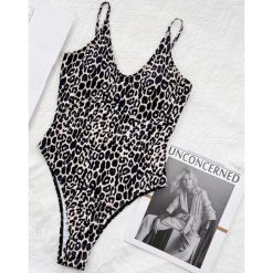 Strój kąpielowy wiązany z wzorem w leoparda Kisha. Stroje kąpielowe damskie Intica, l, bez wzorów, z tkaniny. Za 149.00 zł.