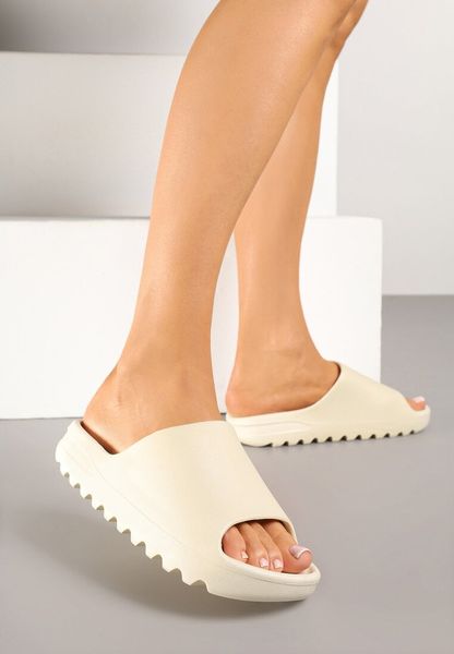 Jasnobeżowe Basicowe Klapki Elliessa. Brązowe klapki damskie Renee, bez wzorów, bez obcasa, bez zapięcia. Za 49.99 zł.