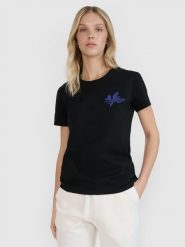 4F T-shirt regular z nadrukiem damski - czarny S. Czarne t-shirty damskie 4F, s, z aplikacjami, z bawełny, eleganckie, bez kołnierzyka, bez ramiączek. W wyprzedaży za 39.99 zł.