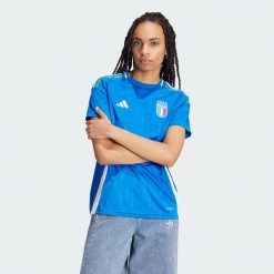 Koszulka Italy 24 Home. Niebieskie bluzki damskie Adidas, xs, bez wzorów, z materiału, sportowe, bez kołnierzyka, bez ramiączek. Za 449.00 zł.