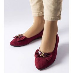 Bordowe balerinki ze szpiczastym noskiem Jetté czerwone. Czerwone balerinki damskie z aplikacjami, ze skóry ekologicznej, eleganckie, ze szpiczastym noskiem, bez obcasa, na płaskiej podeszwie, bez zapięcia. Za 70.80 zł.