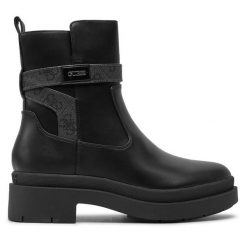 Botki Guess. Czarne botki damskie Guess, z aplikacjami, bez obcasa, na płaskiej podeszwie, bez zapięcia. Za 569.99 zł.