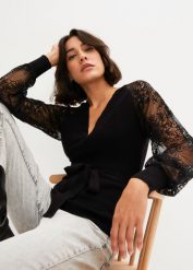 Sweter z koronką. Czarne swetry nierozpinane damskie bonprix, bez wzorów, z koronki, bez kołnierzyka, bez ramiączek. Za 149.99 zł.