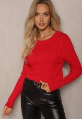 Czerwony Sweter z Wiskozą i Ozdobnym Splotem Saviana. Czerwone swetry nierozpinane damskie Renee, bez wzorów, z jeansu, casualowe, bez kołnierzyka, bez ramiączek. Za 79.99 zł.