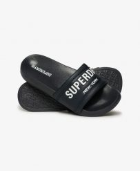 Superdry City Luxe Pool Sliders - Klapki z wyściełanym paskiem – EBONY. Brązowe klapki damskie Superdry, bez wzorów, z poliesteru, bez zapięcia. Za 147.40 zł.