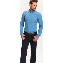SPODNIE DŁUGIE MĘSKIE. Niebieskie eleganckie spodnie męskie TOP SECRET, bez wzorów, z jeansu. W wyprzedaży za 49.99 zł.