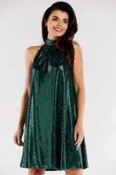 Sukienka trapezowa z dekoltem halter neck błyszcząca zielona. Zielone sukienki damskie Sukienki.shop, na imprezę, l, bez wzorów, wizytowe, bez kołnierzyka, bez ramiączek, trapezowe. Za 209.00 zł.
