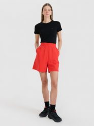 4F Spodenki dresowe damskie - czerwone M. Czerwone szorty damskie 4F, bez wzorów, z bawełny, sportowe. W wyprzedaży za 59.99 zł.