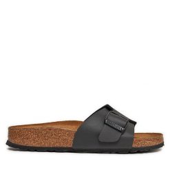 Klapki Birkenstock. Czarne klapki damskie Birkenstock, bez wzorów, bez obcasa, bez zapięcia. Za 379.99 zł.