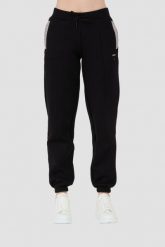 GUESS Czarne spodnie dresowe Kiara Pant. Czarne spodnie dresowe damskie Guess, z aplikacjami, z dresówki. W wyprzedaży za 314.99 zł.