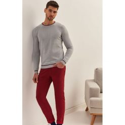 SWETER Z LAMOWANIEM. Szare swetry męskie TOP SECRET, na lato, l, bez wzorów, z dzianiny, bez kołnierzyka, bez ramiączek. Za 79.99 zł.