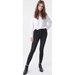 Czarne Jeansy Adeline. Czarne jeansy damskie Born2be, bez wzorów, z jeansu, długie. Za 99.99 zł.