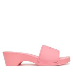 Klapki Guess. Czerwone klapki damskie Guess, z aplikacjami, bez obcasa, bez zapięcia. Za 119.99 zł.