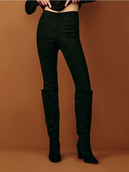 Legginsy z imitacji zamszu - czarny. Czarne legginsy damskie Sinsay, bez wzorów. Za 39.99 zł.