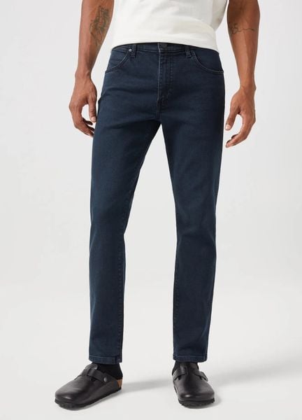 Męskie Spodnie Jeansowe Wrangler Larston Cloudy Skies 112350840, W36 L34. Niebieskie spodnie materiałowe męskie Wrangler, bez wzorów, z bawełny, z obniżonym stanem. Za 219.99 zł.