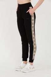 GUESS Czarne dresowe spodnie Britney Jogger. Czarne spodnie dresowe damskie Guess, z aplikacjami, z dresówki. W wyprzedaży za 270.99 zł.