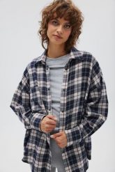 Koszula typu oversize w kratę GRANATOWO CZERWONĄ - RENO. Czerwone koszule damskie Marsala, m, bez wzorów, z bawełny, klasyczne, bez kołnierzyka, bez ramiączek. Za 329.90 zł.
