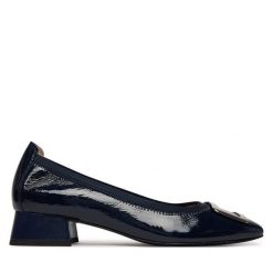 Czółenka Caprice. Niebieskie czółenka damskie Caprice, bez wzorów, bez obcasa, bez zapięcia. Za 379.99 zł.