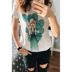 Damski t-shirt JOANA. Białe t-shirty damskie Damski t-shirt JOANA, uniwersalny, bez wzorów, bez kołnierzyka, bez ramiączek. W wyprzedaży za 39.00 zł.