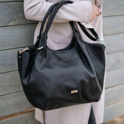 Shopperka SHE skóra import worek czarna. Czarne shopperki damskie SHE, bez wzorów, ze skóry, bez dodatków. Za 299.99 zł.