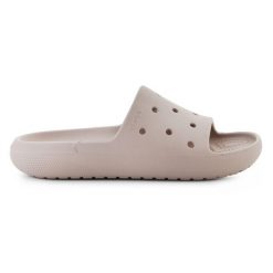 Klapki Crocs Classic Slide v2 209401-214 beżowy. Brązowe klapki damskie bez wzorów, casualowe, z otwartym noskiem, bez obcasa, bez zapięcia. Za 223.31 zł.