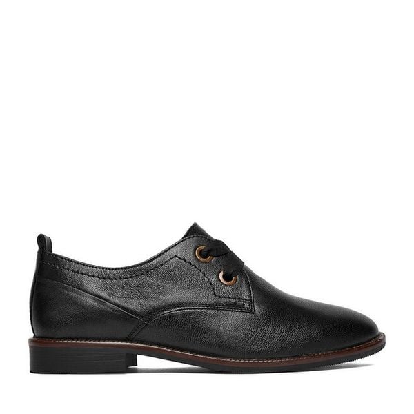 Półbuty Lasocki. Czarne półbuty damskie Lasocki, bez wzorów, bez obcasa, na płaskiej podeszwie, bez zapięcia. Za 219.99 zł.