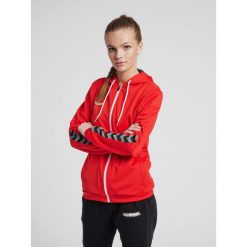 Bluza do piłki nożnej damska Hummel zip hml AUTHENTIC Poly. Czerwone bluzy damskie Hummel, xs, bez wzorów, sportowe, bez ramiączek, z kapturem. W wyprzedaży za 169.50 zł.