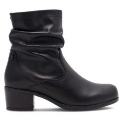 Botki Go Soft. Czarne botki damskie GO SOFT, bez wzorów, bez obcasa, na słupku, bez zapięcia. Za 259.99 zł.