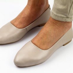 Szare skórzane baleriny damskie T.Sokolski 431. Szare balerinki damskie Sokolski, bez wzorów, ze skóry, bez obcasa, na obcasie, bez zapięcia. Za 259.00 zł.