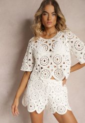 Biała Bawełniana Bluzka z Ażurowym Wzorem Dlinea. Białe bluzki damskie Renee, z aplikacjami, z bawełny, eleganckie, bez kołnierzyka, bez ramiączek. Za 99.99 zł.