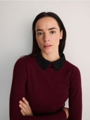 Sweter z ozdobnym kołnierzem - bordowy. Czerwone swetry nierozpinane damskie Reserved, l, bez wzorów, z dzianiny, bez kołnierzyka, bez ramiączek. W wyprzedaży za 59.99 zł.