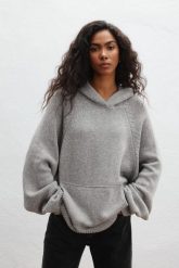Sweter z kapturem typu oversize w kolorze GREY - LAFFI-UNI. Szare swetry nierozpinane damskie Marsala, uniwersalny, bez wzorów, z jeansu, boho, bez kołnierzyka, bez ramiączek. Za 589.90 zł.