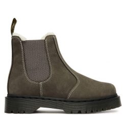 Sztyblety Dr. Martens. Szare botki damskie Dr. Martens, bez wzorów, bez obcasa, na płaskiej podeszwie, bez zapięcia. Za 749.99 zł.