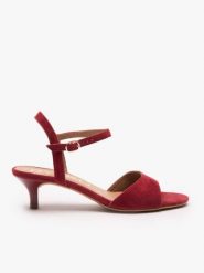 Bordowe sandały na obcasie. Czerwone sandały damskie Ryłko, bez wzorów, z gumy, z okrągłym noskiem, bez obcasa, na obcasie, bez zapięcia. Za 379.99 zł.