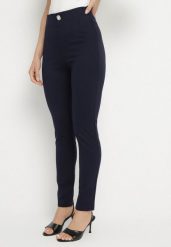 Granatowe Legginsy z Wiskozą z Wysokim Stanem Zdobione Guzikiem z Cyrkoniami Nalette. Niebieskie legginsy damskie Born2be, z aplikacjami, z bawełny. Za 84.99 zł.