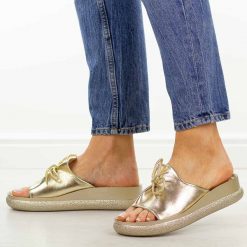 Złote klapki damskie na platformie Potocki 43366. Żółte klapki damskie POTOCKI, na lato, bez wzorów, ze skóry, eleganckie, bez obcasa, na platformie, bez zapięcia. Za 169.00 zł.