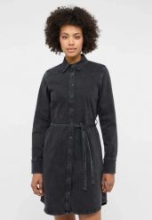 Damska Sukienka Mustang Style Ravenna Dress Denim Black 1016009 4000 801. Czarne sukienki damskie Mustang, bez wzorów, z denimu, bez kołnierzyka, bez ramiączek. Za 169.99 zł.